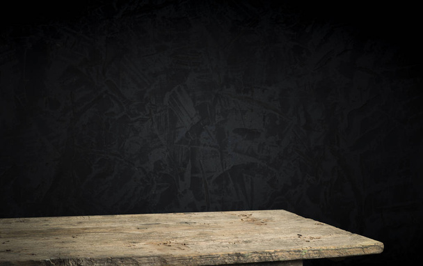Oude houten tafel met rook op de donkere achtergrond. - Foto, afbeelding