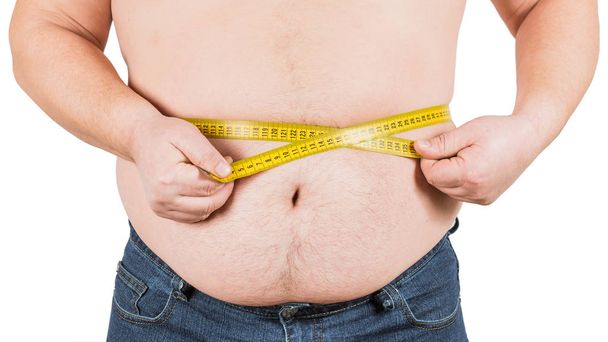 Tlusté zralý muž měření krejčovským břicho žluté, izolované na bílém pozadí - Fotografie, Obrázek