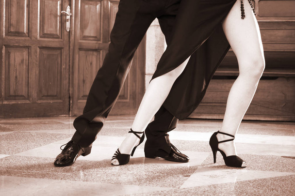 Balzaal latin salsa dansers dansen paar in moderne sport dansshow in ontvangsthal. - Foto, afbeelding