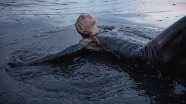 Adorável Slender loira coloca manchado em uma lama preta se parece com petróleo
 - Filmagem, Vídeo
