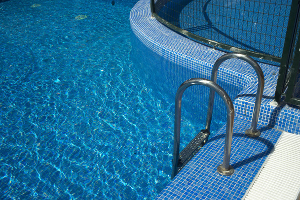 Letní venkovní bazén v zahradě luxusní hotel resort - Fotografie, Obrázek