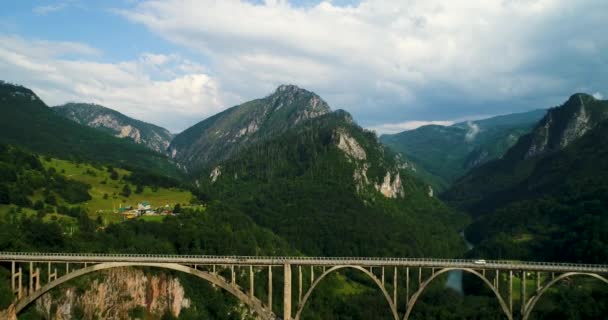 Letecký pohled na Durdevica Tara oblouk mostu v horách, jeden z nejvyšších automobilových mostů v Evropě. - Záběry, video