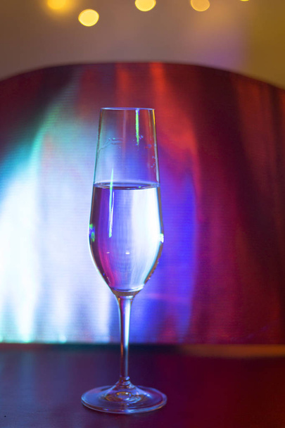 Kieliszek szampana musującego wina prosecco cava w discotque party pasek podczas ślubu w Ibiza Hiszpania z światła za. - Zdjęcie, obraz