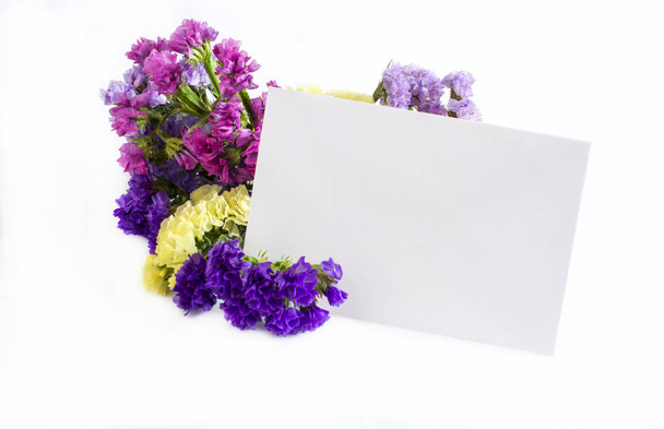 白い背景の上のグリーティング カードと花 - 写真・画像