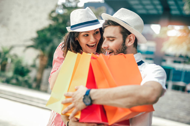 Casal se divertindo ao ar livre ao fazer compras juntos
 - Foto, Imagem