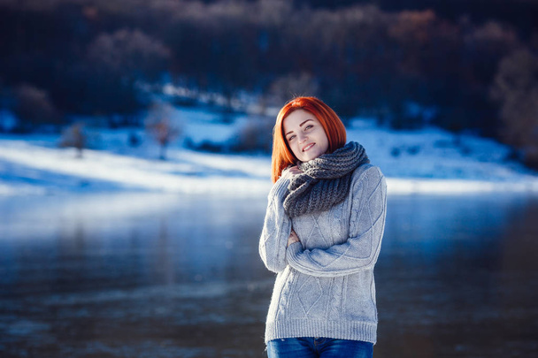 Téli portré fiatal gyönyörű barna nő, fárasztó kötött fonalat havas. Téli szépségápolási divat fogalmát havazik. - Fotó, kép