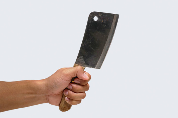 Velký kuchyňský nůž v rukou člověka, nůž v ruce na špinavé straně na bílém pozadí.                               - Fotografie, Obrázek