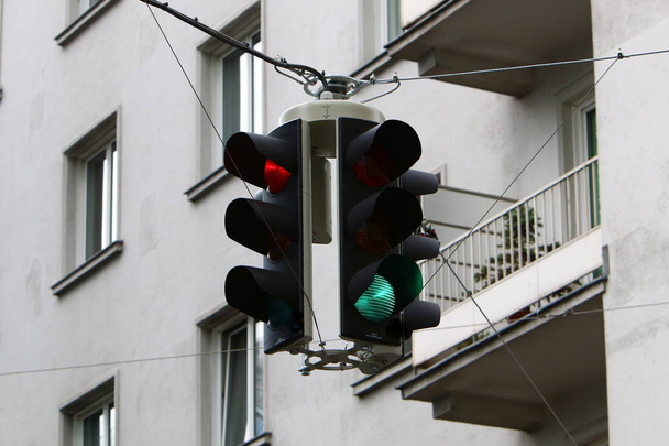 o semáforo pendurado no cruzamento
  - Foto, Imagem