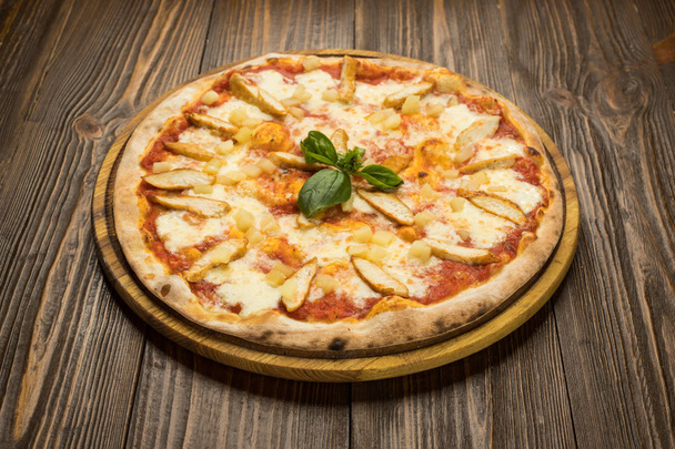 Pizza met kippenborst, ananas en mozzarella kaas - Foto, afbeelding