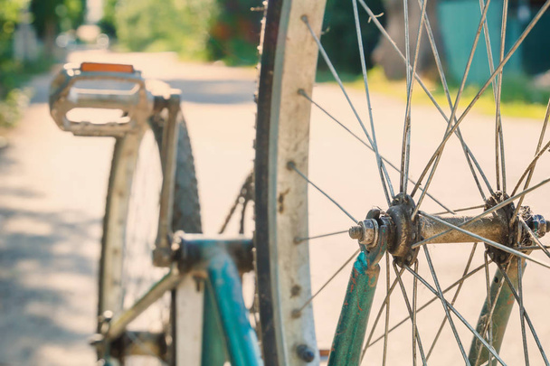 a bicicleta velha encontra-se em uma estrada rural do país em um fundo do por do sol. Fechar
 - Foto, Imagem
