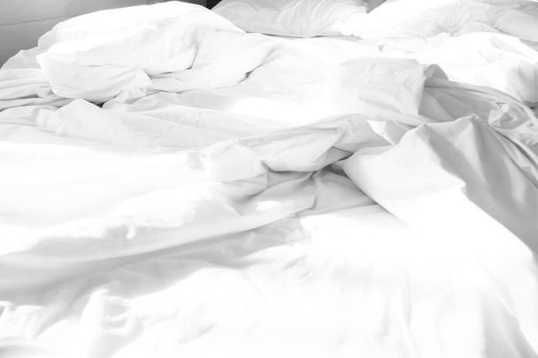 вінтажний білий Використовується зморщена біла ліжко вранці
 - Фото, зображення