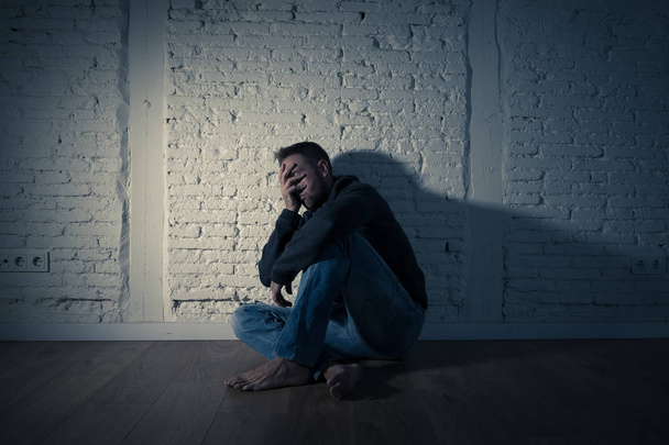 Magányos ember szenved depresszióban - Fotó, kép
