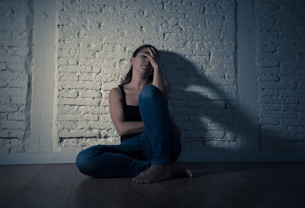 Femme seule souffrant de dépression
 - Photo, image