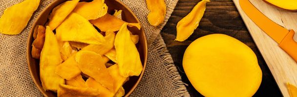 Sušené Mango ovoce na staré dřevěné pozadí. Selektivní fokus. - Fotografie, Obrázek