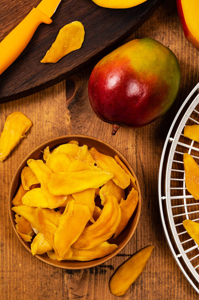 Frutta secca di mango su sfondo vecchio di legno. Focus selettivo
. - Foto, immagini