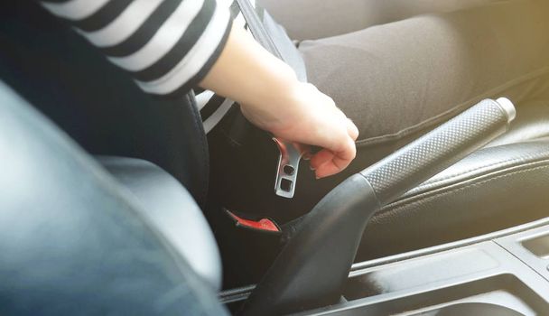 Woman hand shifting the gear stick in car - Foto, afbeelding