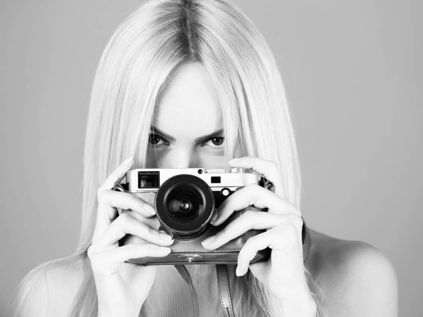 Pretty girl photographer photographing with retro camera - Fotoğraf, Görsel