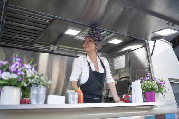hermosa y joven mujer trabajando en un camión de comida
 - Foto, imagen