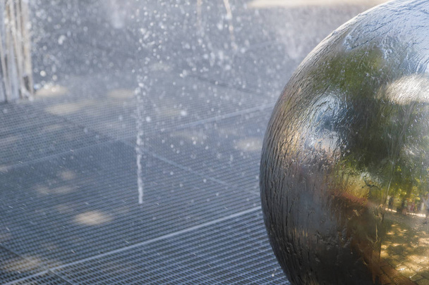 Boule chromée dans la fontaine, nouveau design
. - Photo, image