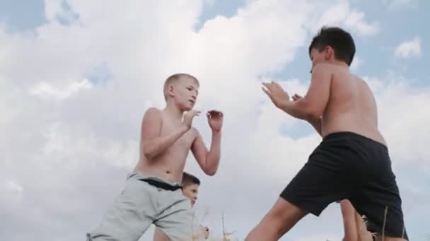 Μια άποψη των δύο νεαρών αθλητών, figting σε μια προπόνηση σε εξωτερικούς χώρους - Πλάνα, βίντεο