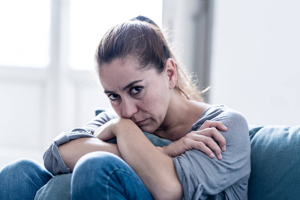 Mujer joven que sufre de depresión
 - Foto, imagen