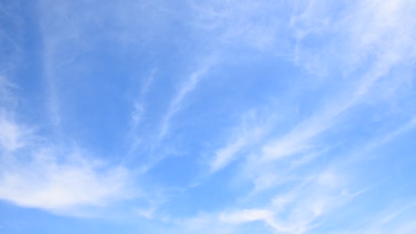 Voo lento e rotação de céu azul nublado dia
 - Filmagem, Vídeo