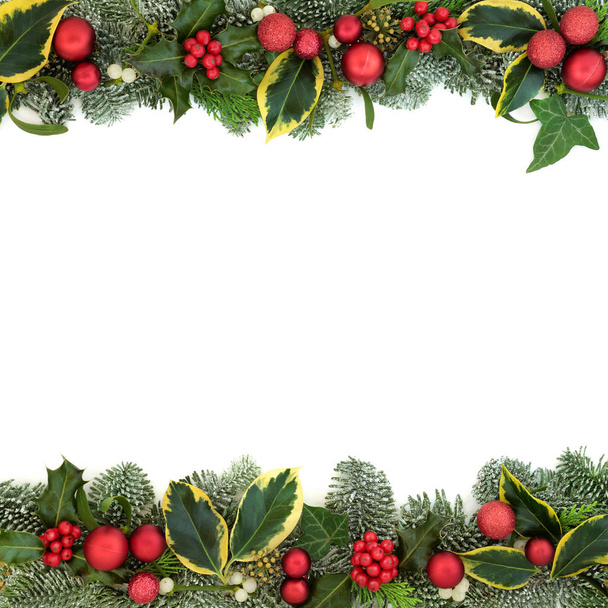 Fête de Noël bordure de fond avec des décorations en boule rouge, houx, sapin, gui et lierre isolé sur fond blanc
.  - Photo, image