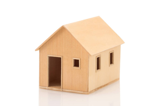 Игрушечный деревянный дом модели на белый
 - Фото, изображение