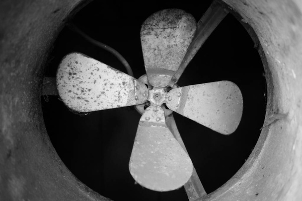 Vieux ventilateur métallique rouillé - Lames de ventilateur sales vieillies en noir et blanc
 - Photo, image