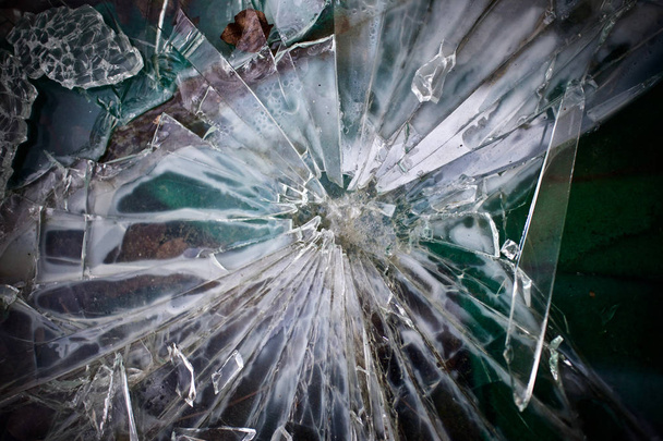fragmentos de vidrio verde - Piezas afiladas de una ventana roto roto
 - Foto, imagen