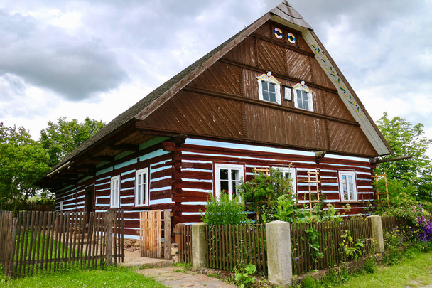 Boheemse dorp cottage - houten oude landelijke boerderij - Foto, afbeelding