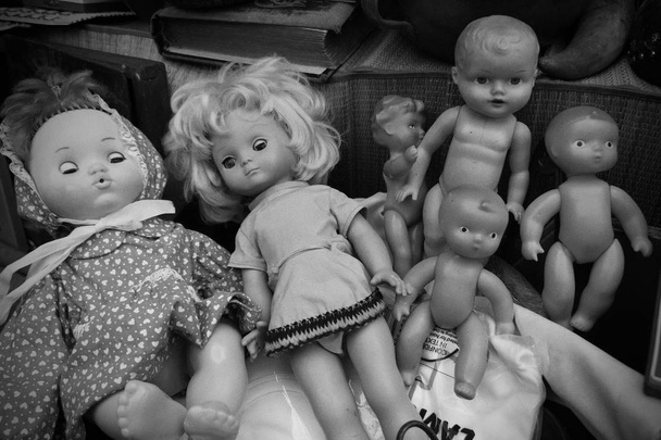 Brinquedos infantis de boneca velha - Boneca abandonada na loja de thrift trazendo de volta memórias nostálgicas
 - Foto, Imagem