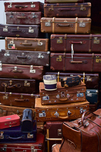 Stapel alter Koffer - viele braune Lederreisegepäckstücke - Foto, Bild