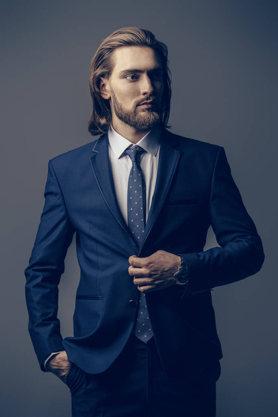 Fashion shot. Handsome young man posing in elegant blue suit and white shirt. Men's beauty, fashion. - Foto, Bild