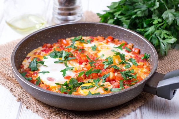 Shakshuka у сковороді, смажені яйця в томатному соусі - Фото, зображення