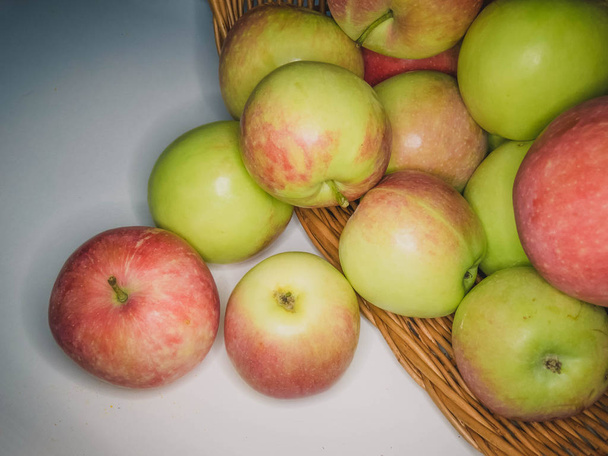 Omenat korissa - Valokuva, kuva