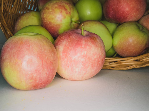 Μήλα στο καλάθι - Φωτογραφία, εικόνα
