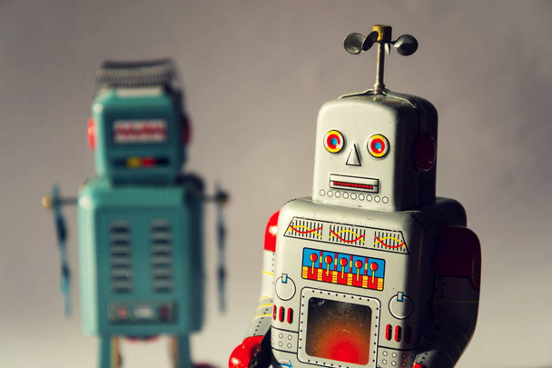 Dois robôs de brinquedo de lata vintage, entrega robótica, conceito de inteligência artificial
 - Foto, Imagem