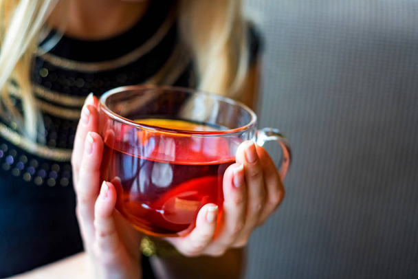 Jeune femme blonde boit du thé dans un café
 - Photo, image