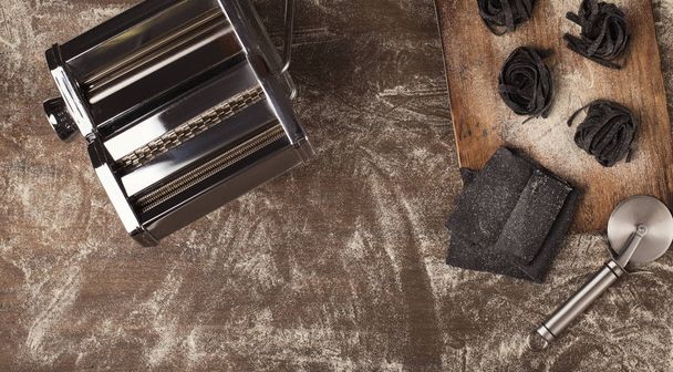 Сире чорне тальятелле гніздо на кухонному столі
 - Фото, зображення