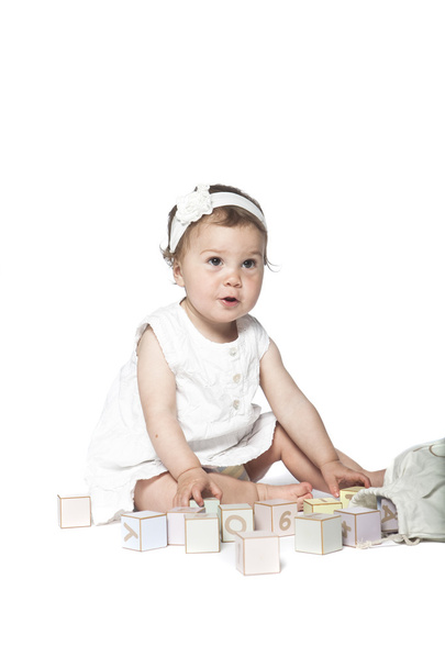 Девушка играет с алфавитными блоками
 - Фото, изображение