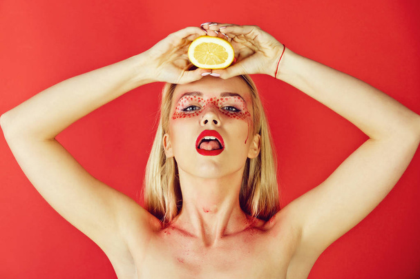 girl with creative fashionable makeup drink lemon, vitamin - Foto, afbeelding