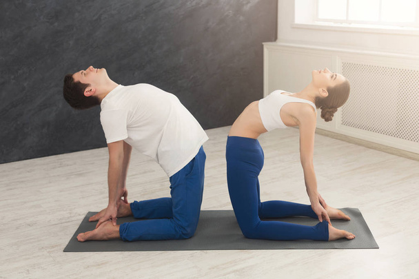 Giovane coppia praticare yoga insieme in palestra
 - Foto, immagini