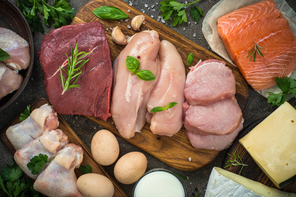 Zdroje bílkovin - maso, ryby, sýry, ořechy, fazole a zelení. - Fotografie, Obrázek