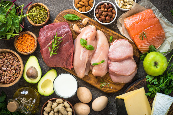 Πηγές πρωτεΐνης - κρέας, ψάρι, τυρί, ξηρούς καρπούς, φασόλια και χόρτα. - Φωτογραφία, εικόνα
