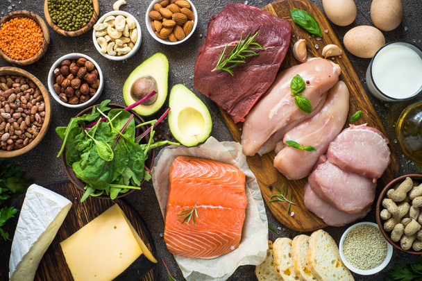 Sources de protéines - viande, poisson, fromage, noix, haricots et légumes verts
. - Photo, image