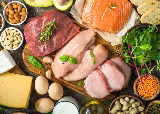 蛋白質の源 - 肉、魚、チーズ、ナッツ、豆、野菜. - 写真・画像