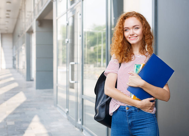 Mladá zrzka studentka na cestě do tříd s batohem, poznámkové bloky - Fotografie, Obrázek