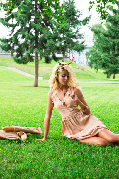 eauty blonde alone young woman resting in the park - Foto, Imagen