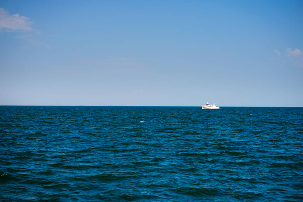 veliero vista dall'alto yacht vela in mare
 . - Foto, immagini